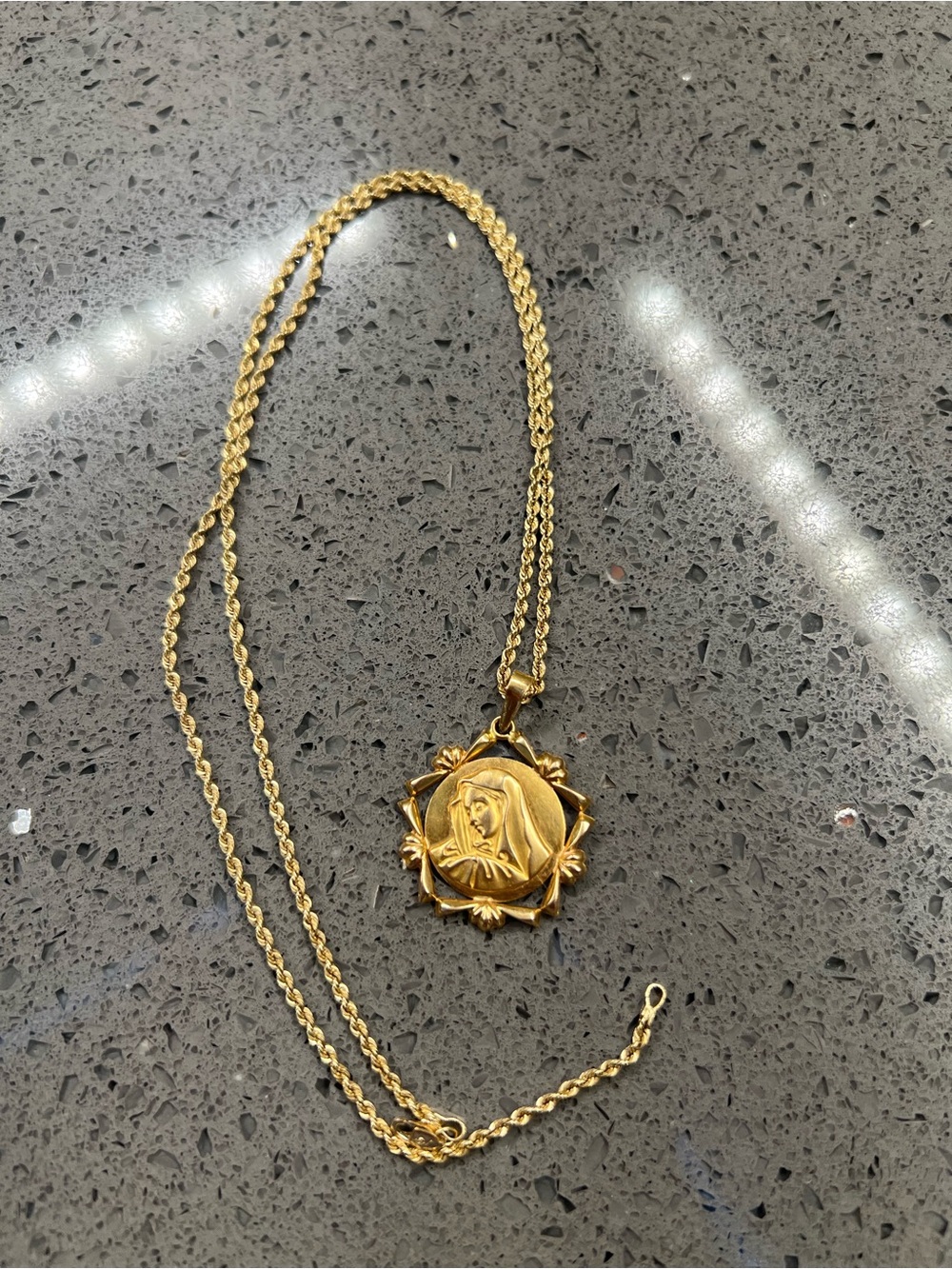 gold Virgin Mary pendant with 14k robe chain antique - Picture 8 of 10